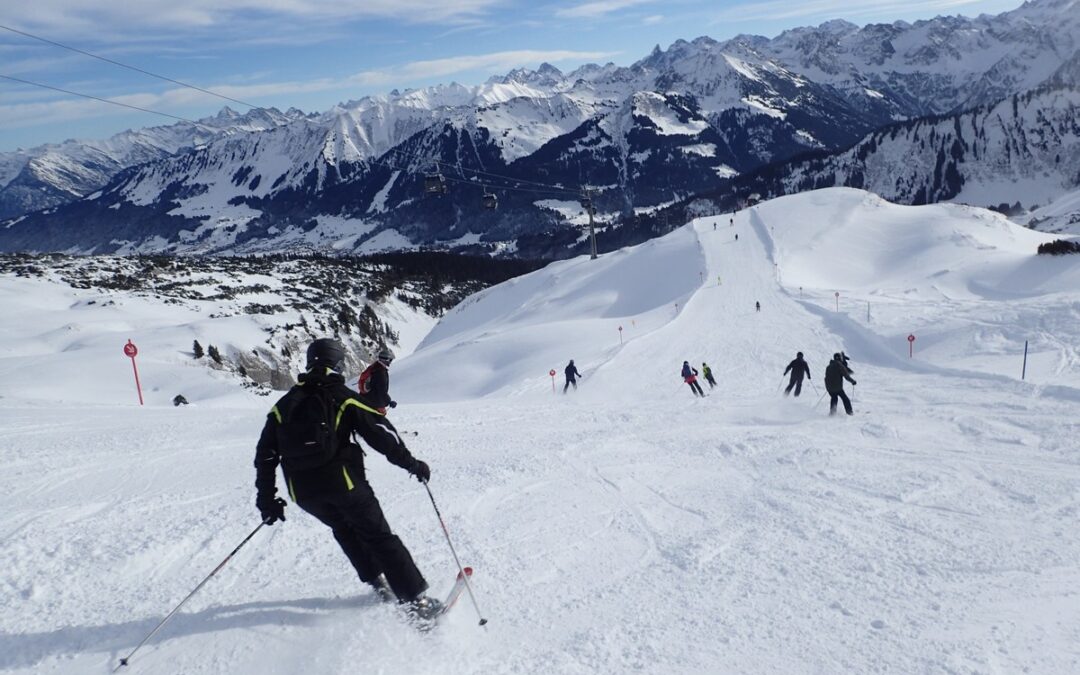 „Der Schnee machte uns alle wieder zu kleinen Kindern“:  Skikurs des 11. Jahrgangs in Hirschegg/Kleinwalsertal